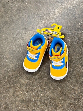Stride Rite Ms. Rachel x Stride Rite Wheels on the Bus Casual Sneaker size 6